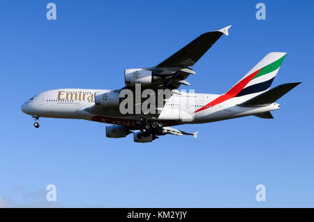 Emirates Airbus A380, der Flughafen Birmingham, UK. Airbus A 380-842 A6-EUN ist auf landeanflug gesehen. Stockfoto