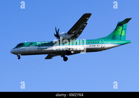 ATR 72 von Stobart Luft im Namen von Aer Lingus, Regional, Flughafen Birmingham, Großbritannien betrieben. ATR 72-600 EI-FAX St. Finian ist auf landeanflug gesehen. Stockfoto