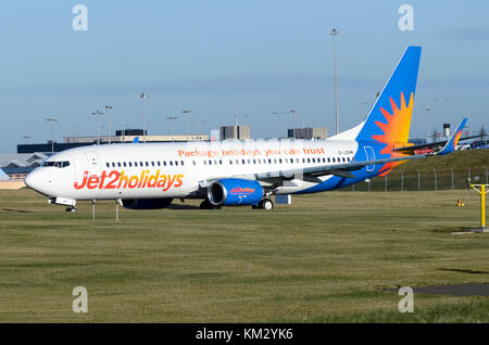 Boeing 737, Jet2 Urlaub, Flughafen Birmingham, UK. Boeing 737-8 MG G-JZHM gesehen wird das Rollen zum take-off. Stockfoto