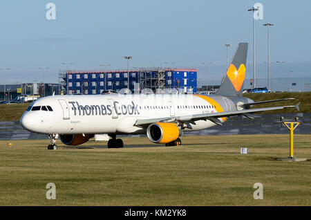 Airbus A321 Thomas Cook Airlines, Flughafen Birmingham, UK. Airbus A 321-211 G-TCDY gesehen wird das Rollen zum take-off. Stockfoto