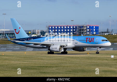 TUI Airways Boeing 757, vormals Thomson Airways, Flughafen Birmingham, UK. Flugzeug Boeing 757-28 EIN G-OOBB. Stockfoto