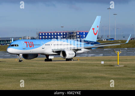 TUI Airways Boeing 757 Flugzeug, Flughafen Birmingham, UK. Flugzeug Boeing 757-28 EIN G-OOBB. Thomson Rebranded als TUI am 18. Oktober 2017. Stockfoto