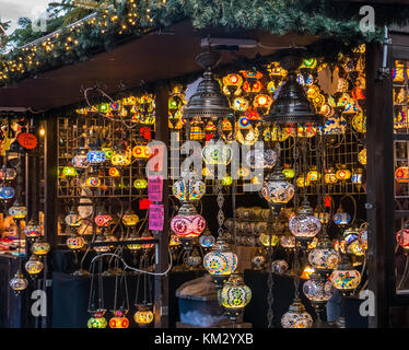 Bunte Laternen in Edinburgh Weihnachtsmarkt, Princes Street Gardens, Edinburgh, Schottland, UK Abschaltdruck Stockfoto