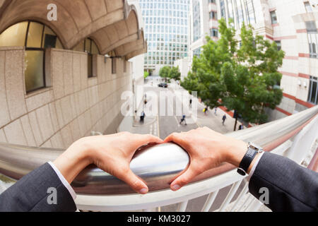 Persönliche Perspektive zeitrafferaufnahme von einem kaukasischen Geschäftsmann seine Hände ruhen auf Geländer Stockfoto