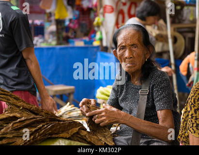 Elderley Frau im CO2-Markt, Cebu City verkaufen Tabak Blätter Stockfoto