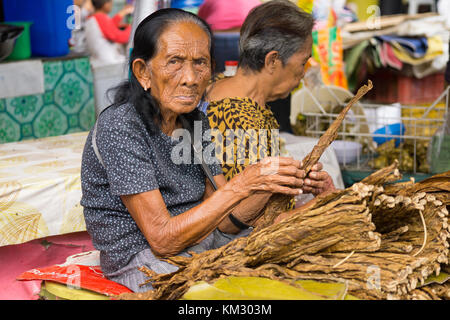 Elderley Frau im CO2-Markt, Cebu City verkaufen Tabak Blätter Stockfoto