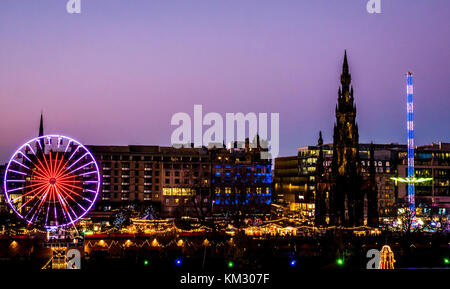 Blick auf die Princes Street Gardens bis Her 1 Big Wheel, Scott Monument und Star Flyer Messegelände fahren, feiern Weihnachten in Edinburgh, Schottland, Großbritannien Stockfoto