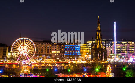 Blick auf die Princes Street Gardens bis Her 1 Big Wheel, Scott Monument und Star Flyer Messegelände fahren, feiern Weihnachten in Edinburgh, Schottland, Großbritannien Stockfoto