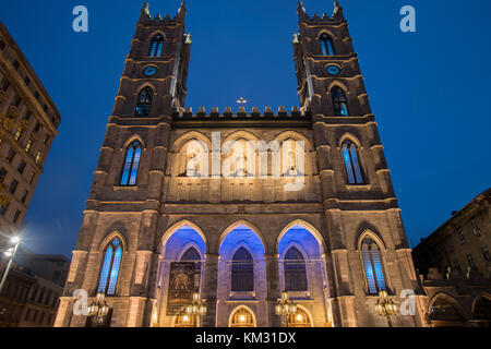 Montreal, Quebec, Kanada - 21. Oktober 2017: Fassade der Basilika Notre Dame bei Nacht beleuchtet. Stockfoto