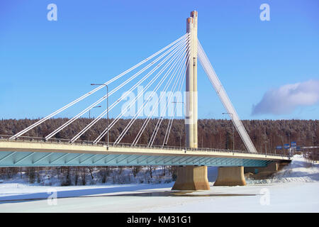 Kerze Brücke mit blauem Himmel von winter Rovaniemi, Lappland, Finnland Stockfoto