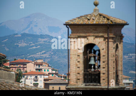 Glockenturm der gotischen Chiesa di Sant'Ercolano (Kirche von Sant'Ercolano) in Perugia, Umbrien, Italien. 30. August 2017 © wojciech Strozyk/Alamy Stock Phot Stockfoto