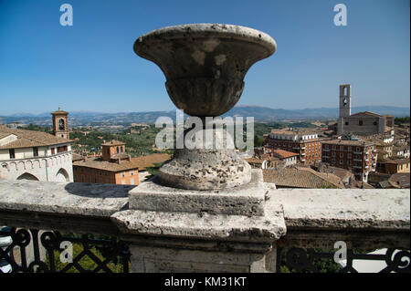 Glockenturm der gotischen Chiesa di Sant'Ercolano (Kirche von Sant'Ercolano) und gotische Basilika di San Domenico (Basilika des hl. Dominikus) in Perugia, Umb Stockfoto