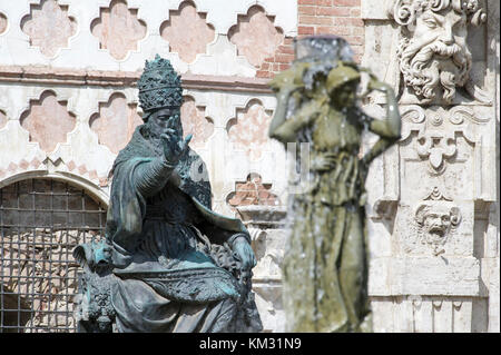 Statue von Papst Julius III von Vincenzo Danti und XIII Jahrhundert Fontana Maggiore (monumentalen Brunnen) von Nicola Pisano und Giovanni Pisano und Fra Brevigna Stockfoto