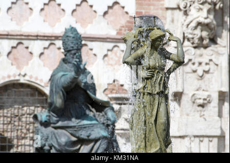 Statue von Papst Julius III von Vincenzo Danti und XIII Jahrhundert Fontana Maggiore (monumentalen Brunnen) von Nicola Pisano und Giovanni Pisano und Fra Brevigna Stockfoto