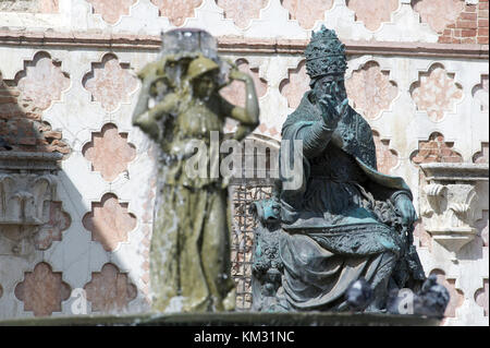 Statue von Papst Julius III von Vincenzo Danti und XIII Jahrhundert Fontana Maggiore (monumentalen Brunnen) von Nicola Pisano und Giovanni Pisano und Fra Brevigna Stockfoto