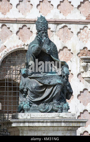 Statue von Papst Julius III von Vincenzo Danti vor Perugia Kathedrale auf der Piazza IV Novembre in Perugia, Umbrien, Italien. 27. August 2017 © wojciech S Stockfoto