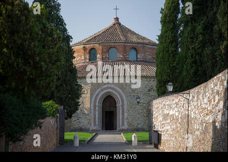 Die frühen romanischen mit byzantinischen Einflüsse 5. bis 6. Jahrhundert Chiesa di San Michele Arcangelo (Tempel von Sant'Angelo) in Perugia, Umbrien, Italien. 30 Au Stockfoto