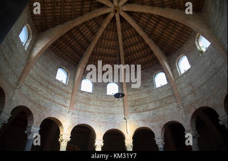 Die frühen romanischen mit byzantinischen Einflüsse 5. bis 6. Jahrhundert Chiesa di San Michele Arcangelo (Tempel von Sant'Angelo) in Perugia, Umbrien, Italien. 30 Au Stockfoto