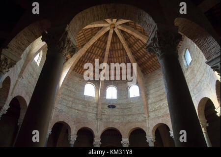 Die frühen romanischen mit byzantinischen Einflüsse 5. bis 6. Jahrhundert Chiesa di San Michele Arcangelo (Tempel von Sant'Angelo) in Perugia, Umbrien, Italien. 30 Au Stockfoto