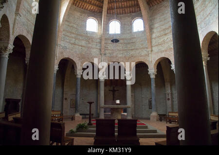 Die frühen romanischen mit byzantinischen Einflüsse 5. bis 6. Jahrhundert Chiesa di San Michele Arcangelo (Tempel von Sant'Angelo) in Perugia, Umbrien, Italien. 30 Au Stockfoto