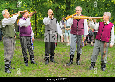 Vilnius, Litauen - 23. Juli 2016: Männer in traditionellen Kostümen die Musikinstrumente auf dem Sommerfest feiern. Stockfoto