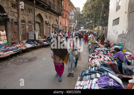 Frauen verkaufen Kleidung auf der Straße Markt in Amritsar, Punjab, Indien Stockfoto