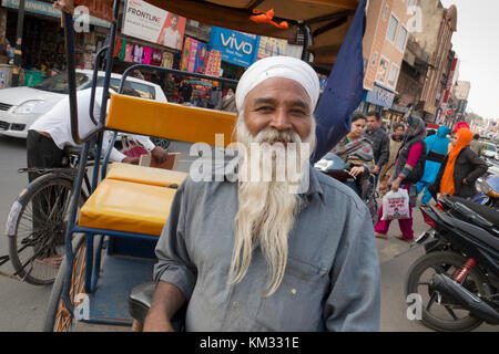 Portrait von Punjabi Sikh Mann mit langem weißen Bart und Turban in Amritsar, Punjab Stockfoto