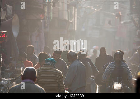 Viel befahrenen Straße von Fußgängern in Amritsar, Punjab Stockfoto