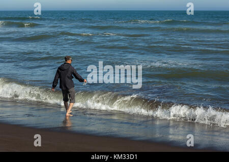 Touristische auf der khalaktyrsky Strand mit schwarzem Sand. pacific ocean Kamchatka Halbinsel wäscht. Stockfoto