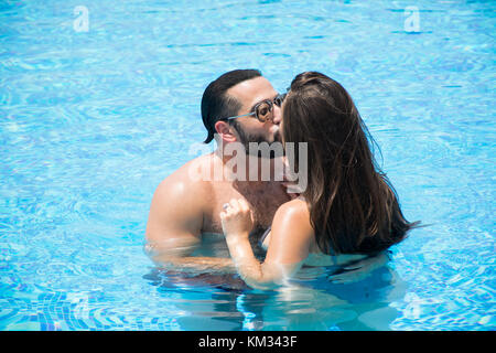 Mann und Frau Küssen in den Pool Stockfoto