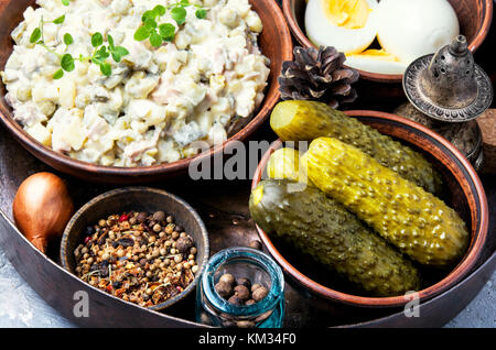 Russischer Salat Olivier, mit Fleisch und Gemüse. Stockfoto