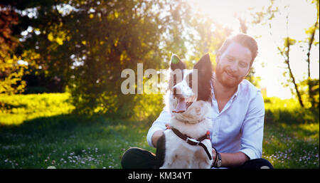 Mann seinen Hund umarmt Stockfoto