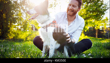 Mann seinen Hund umarmt Stockfoto