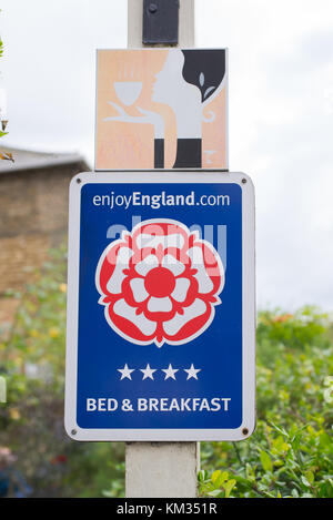 Bed and Breakfast Schild mit der Aufschrift ihrer Zugehörigkeit des england.com, England ausgezeichnete Pension zu genießen Stockfoto