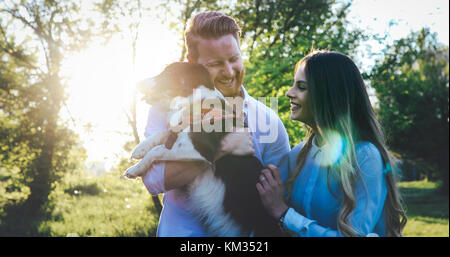 Romantisches Paar in der Liebe zu Hunden und Verklebung Stockfoto