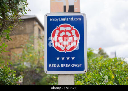 Bed and Breakfast Schild mit der Aufschrift ihrer Zugehörigkeit des england.com, England ausgezeichnete Pension zu genießen Stockfoto