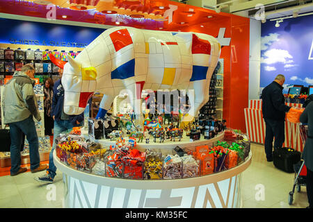 Amsterdam Schiphol, Niederlande - 18 April 2015: Passagiere einkaufen Im Geschenke Shop am Flughafen Amsterdam Schiphol, Niederlande Stockfoto