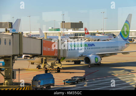 Amsterdam Schiphol, Niederlande - 18. April 2015: Wartung von Flugzeugen auf dem Flugplatz am Flughafen Amsterdam Schiphol, Niederlande Stockfoto