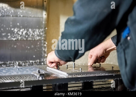 Der Mensch ist Lösen der Schrauben von Hand. Stockfoto