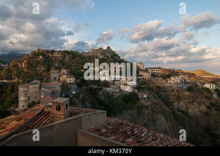 Ein Blick auf das Dorf Savoca, Sizilien, Italien. Die Stadt war die Lage für die Szenen in corleone in Francis Ford Coppolas "der Pate" gesetzt. bar Stockfoto