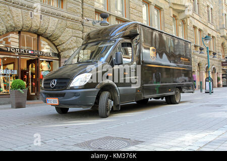 Helsinki, Finnland - 20. Mai 2014: ups Lkw im Zentrum von Helsinki. die braune Farbe, die USV verwendet auf seinen Fahrzeugen und Uniformen Pullman aufgerufen wird Stockfoto