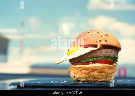 Restaurant Hamburger mit Spiegelei Stockfoto