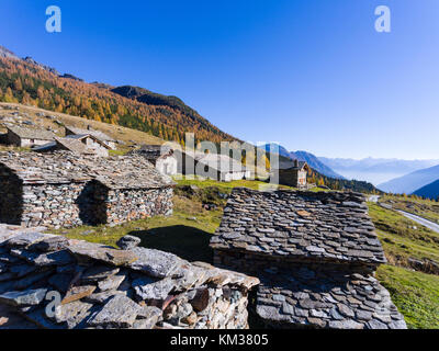 Kleines Dorf in den Alpen, alte Hütten im Valtellina Stockfoto