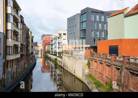 Gent, Belgien - 16 April 2017: einen wunderschönen Blick auf den Kanal und die Boote von Gent, Belgien Stockfoto