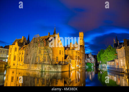 Brügge, Belgien - April 17, 2017: Blick vom rozenhoedkaai der Altstadt von Brügge in der Dämmerung Stockfoto