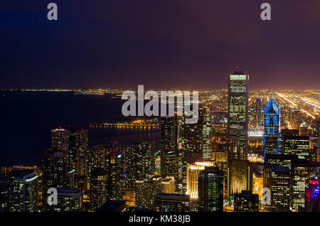 Nacht Blick auf Chicago Skyline von Willis Tower Stockfoto