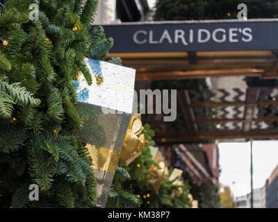 Geschenke und Dekorationen außerhalb Claridges Hotel im Zentrum von Londondecorations Stockfoto