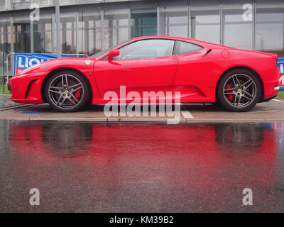 VILNIUS, LITAUEN - 20. AUGUST 2017: rot Ferrari F430 im Regen. Dieses Modell ist eines der beliebtesten Autos für Ferrari Fans. Stockfoto