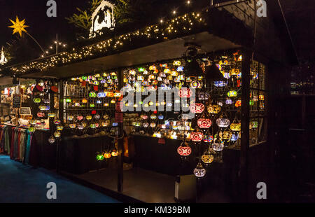 Ein Weihnachtsmarkt stall verkaufen Marokkanischen Stil Glas Lampenschirme auf Edinburgh's Christmas in der Princes Street Gardens, Schottland, Großbritannien Stockfoto