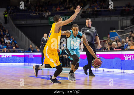 Madrid, Spanien. Dezember 2017. Sylven Landesberg (blau) und Sadiel Rojas (gelb) während UCAM Murcia Sieg über Movistar Estudiantes (79 -91) in der Liga Endesa regulären Saison Spiel (Tag 10) in Madrid im Wizink Center gefeiert. Dezember 2017. Kredit: Juan Carlos García Mate/Pacific Press/Alamy Live News Stockfoto